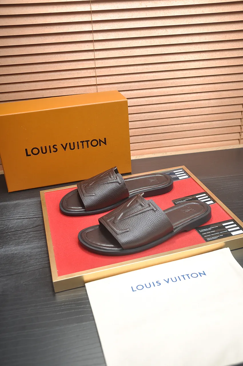 Men's men's shoes 💰340💶 [Louis Vuitton LV slippers] (high-end cowhide) counter 1:1 fashion style, a must-have for summer! The designer used LV’s iconic outsole. The original simple slippers instantly become fashionable! The upper is made of flexible special cowhide leather straps alternately, and the workmanship is exquisite! A must-have for stylish men in summer, size 38-46 (45 46 customized)